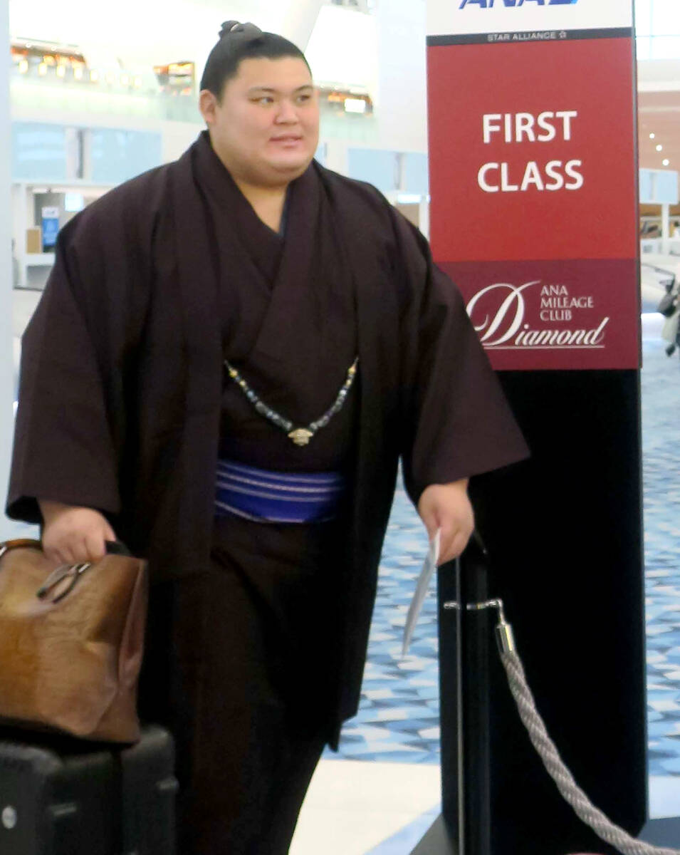 大相撲の海外興行とは？土や俵は持ち込めず、機内は延長ベルト使用も、力士は国際親善担う「裸の大使」