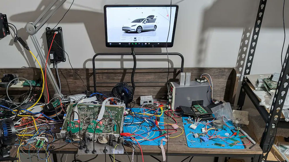テスラがオートパイロットによる致命的な衝突事故に関する「重要なデータはなかった」と主張するもハッカーが車両からデータを復旧