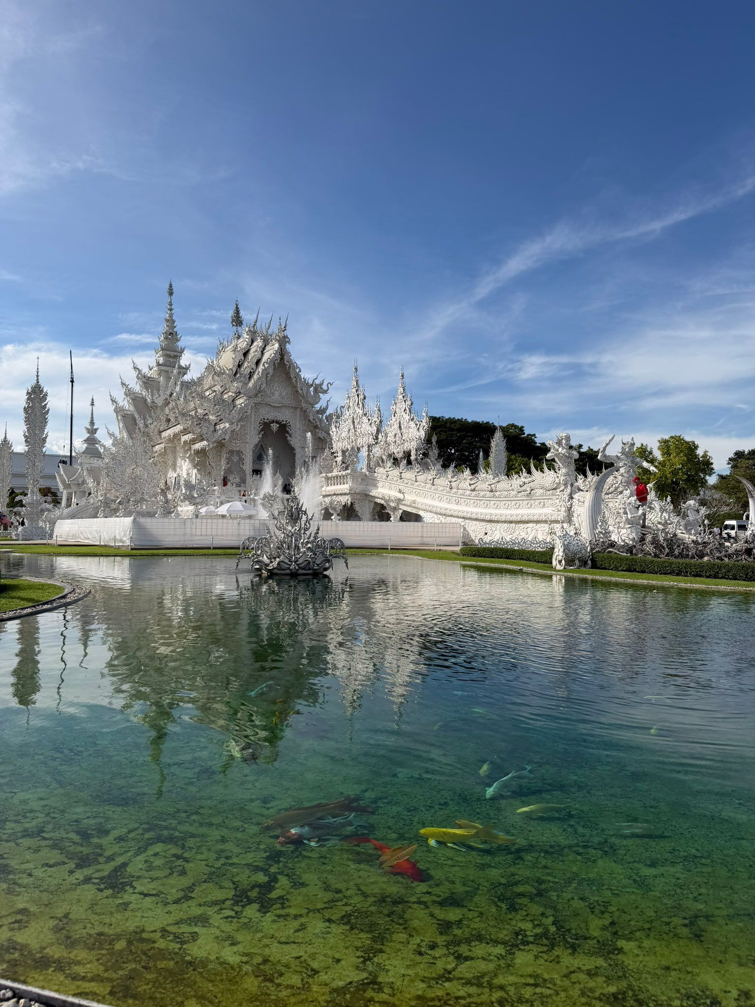 「外は天国で、中は地獄だった」タイの名所寺院に驚き「対比すごい…」「こわすぎて行ってみたい」｜まいどなニュース