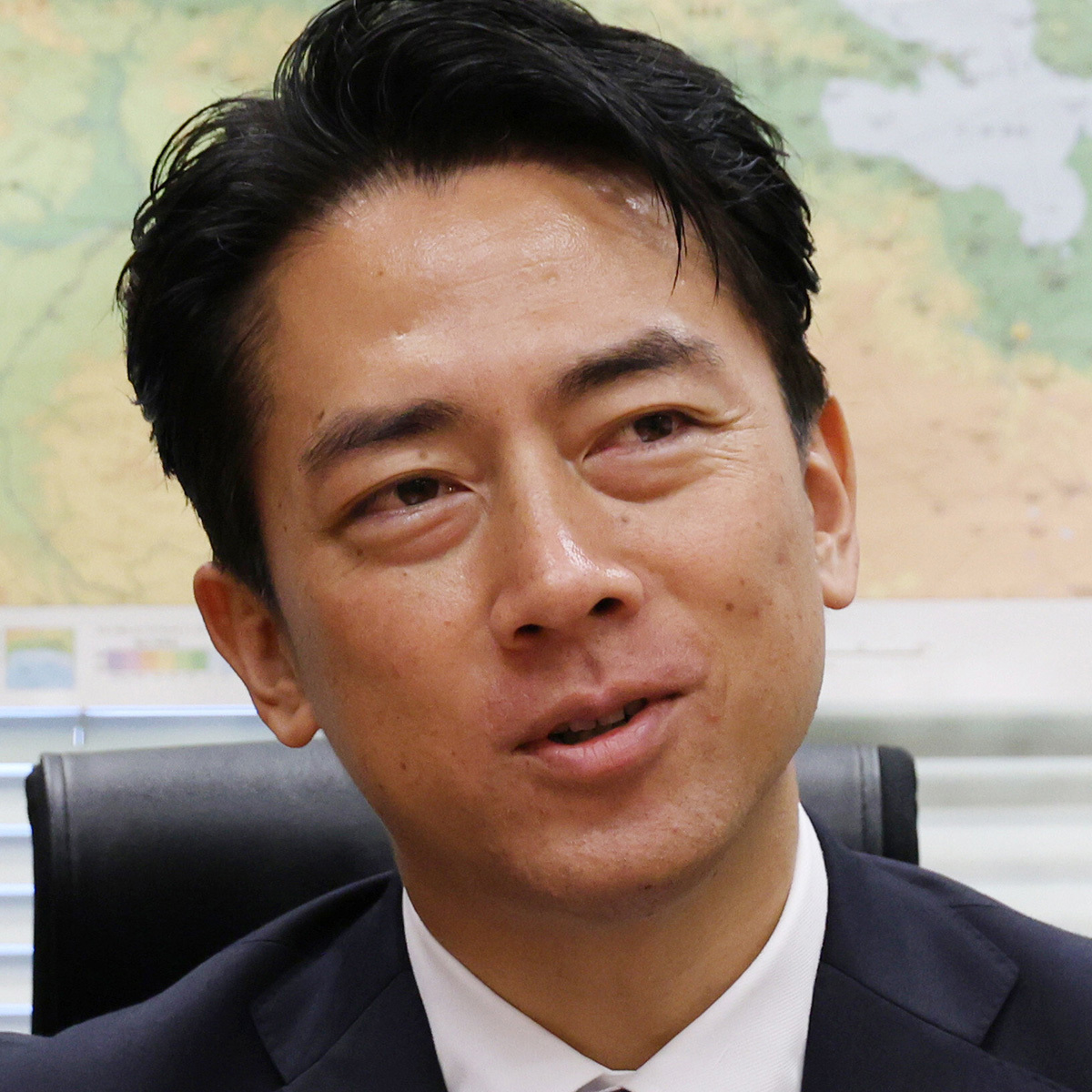 「恥ずかしくないのかな」進次郎氏支援の有名女性議員 敗北後の記念写真での“隠れぶり”に騒然