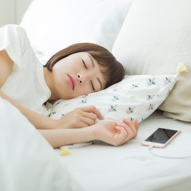 就寝中のスマホ充電 「夜に充電しっぱなしはバッテリーが劣化する」SNSの噂は本当？【スマホ修理業者が解説】