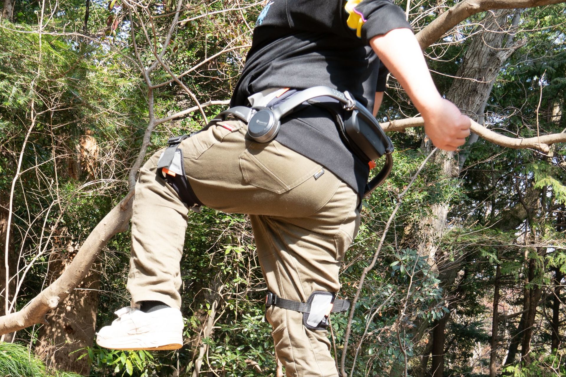 “パワードスーツ”はもうSFの道具じゃなかった 高尾山でコンシューマー向け外骨格「Hypershell X Pro」を試す：武者良太の我武者羅ガジェット道（1/5 ページ）