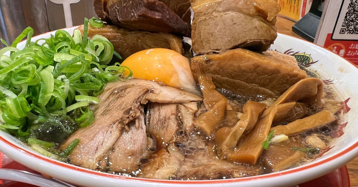 【大盛況のオープンから3ヶ月後】大量閉店した天一の後に登場したラーメン店に行ったら、ギャグみたいな肉盛りラーメンを売ってて笑った