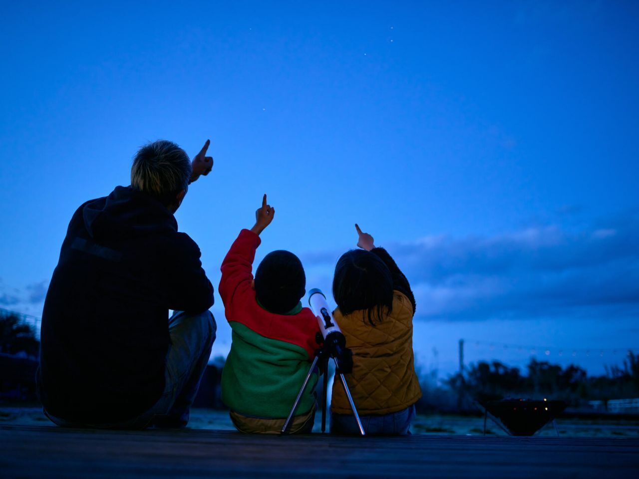 10月の夜空に注目！ 新発見の彗星「C/2025 R2」観測のポイントは