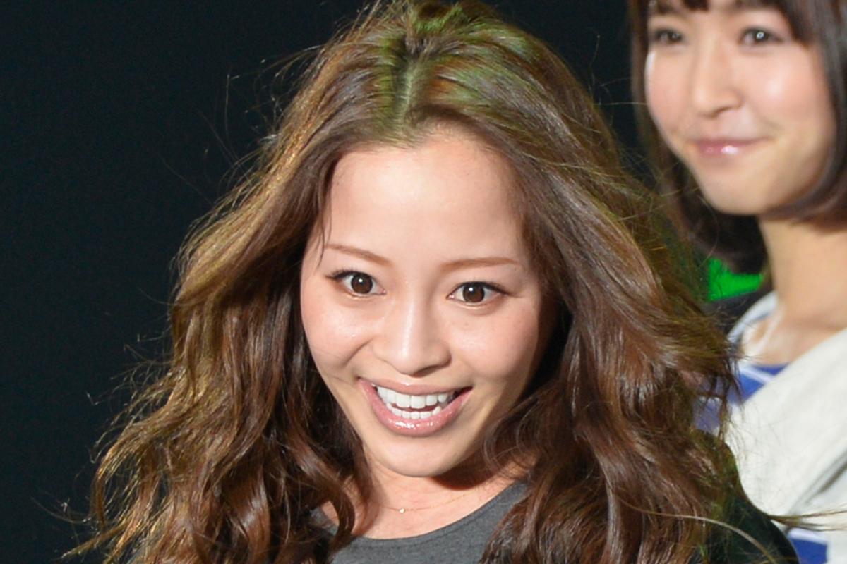 「小森純」激怒!? 夫が"無断購入した"「外車」に反響多数！ ド迫力すぎ「"元祖"ミニバン」に「めちゃ懐かしい」「確かに"無理"だわ」の声も？ 驚きの「自称ファミリーカー」に寄せられた"熱視線"とは