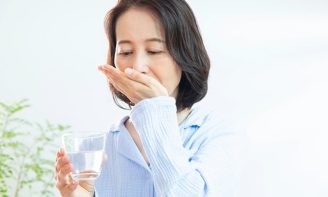 《高齢者のふらつき・転倒リスクを高める薬》降圧剤、かぜ薬、睡眠薬など…年齢を重ねることで薬の作用が過剰に現れやすくなることに注意、多剤併用の問題も (1/2)
