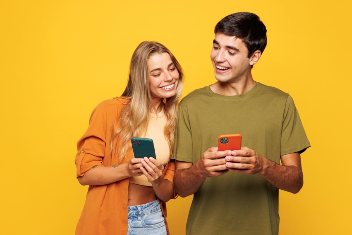 スマホは「5万円のAndroid」ですが、夫に「13万円のiPhone」を勧められています。価格差“8万円”ですが、本当にそれだけの価値はありますか？ 2年買い替えでの「生涯の費用」も比較