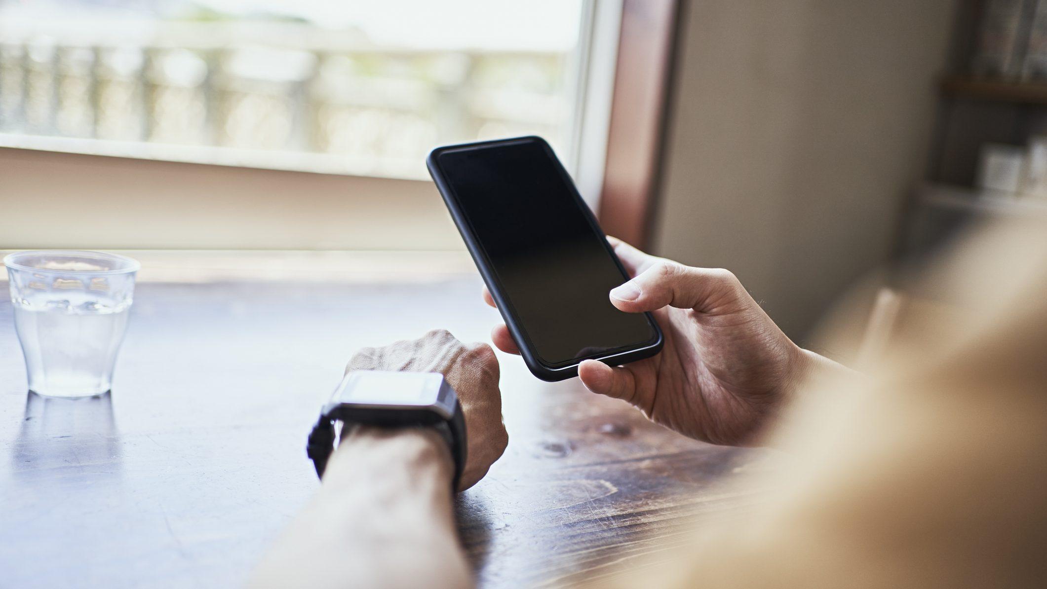 爆発の危険性で航空機持ち込み禁止になったあのスマホが、TikTokで再び話題に（クーリエ・ジャポン）