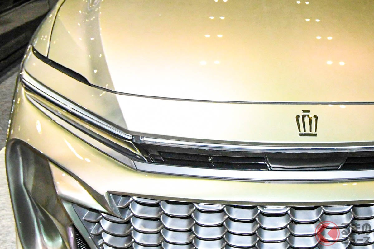 "悪顔"のトヨタ最新型「クラウン"セダン"」公開！ オジサン歓喜の「往年スタイル」採用！ お尻がスゴイ「アレス ロゼル クラウンセダン コンプリート」とは