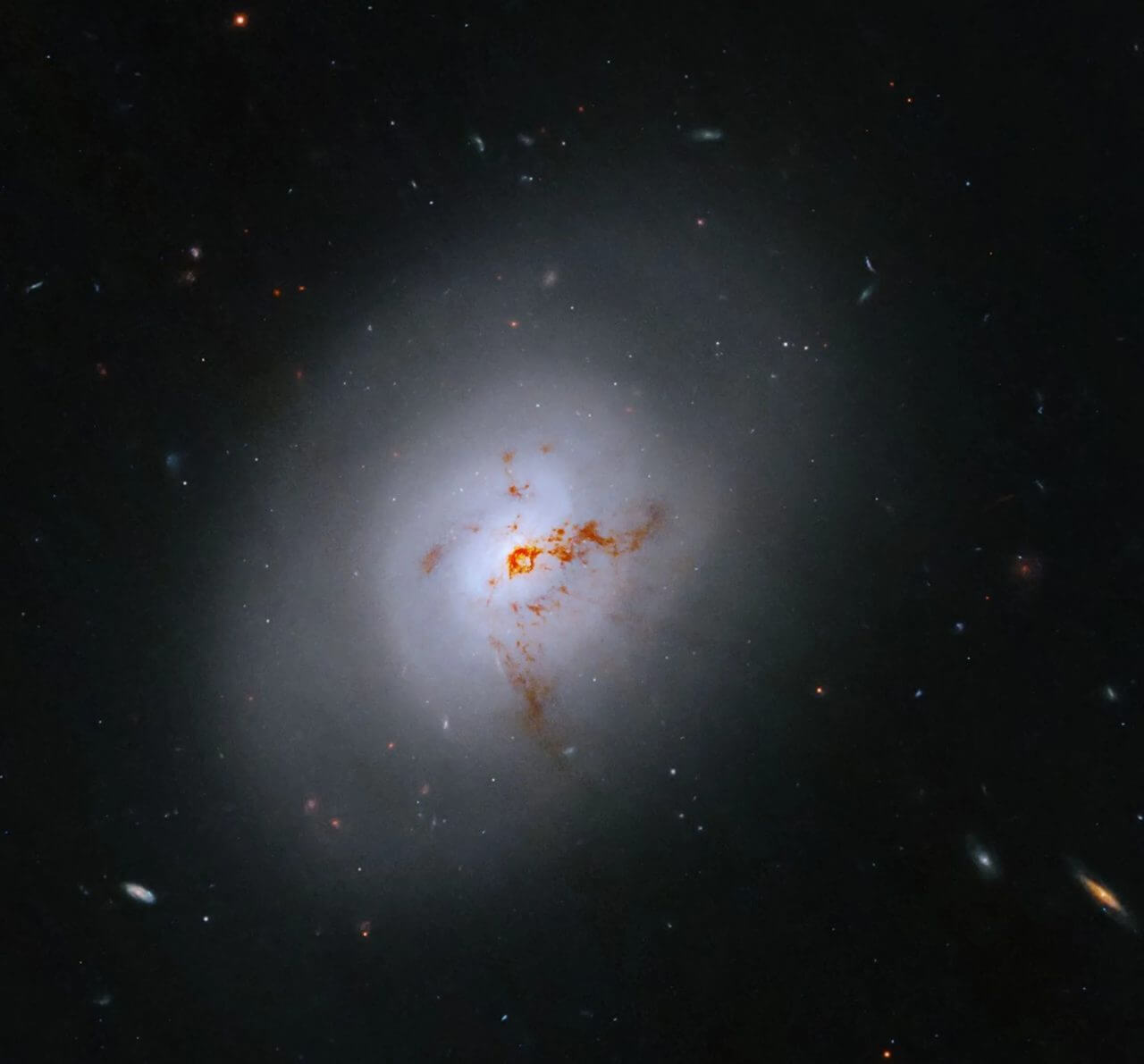 星形成をさまたげる巨大なブラックホール ハッブルが観測したレンズ状銀河「NGC 1266」