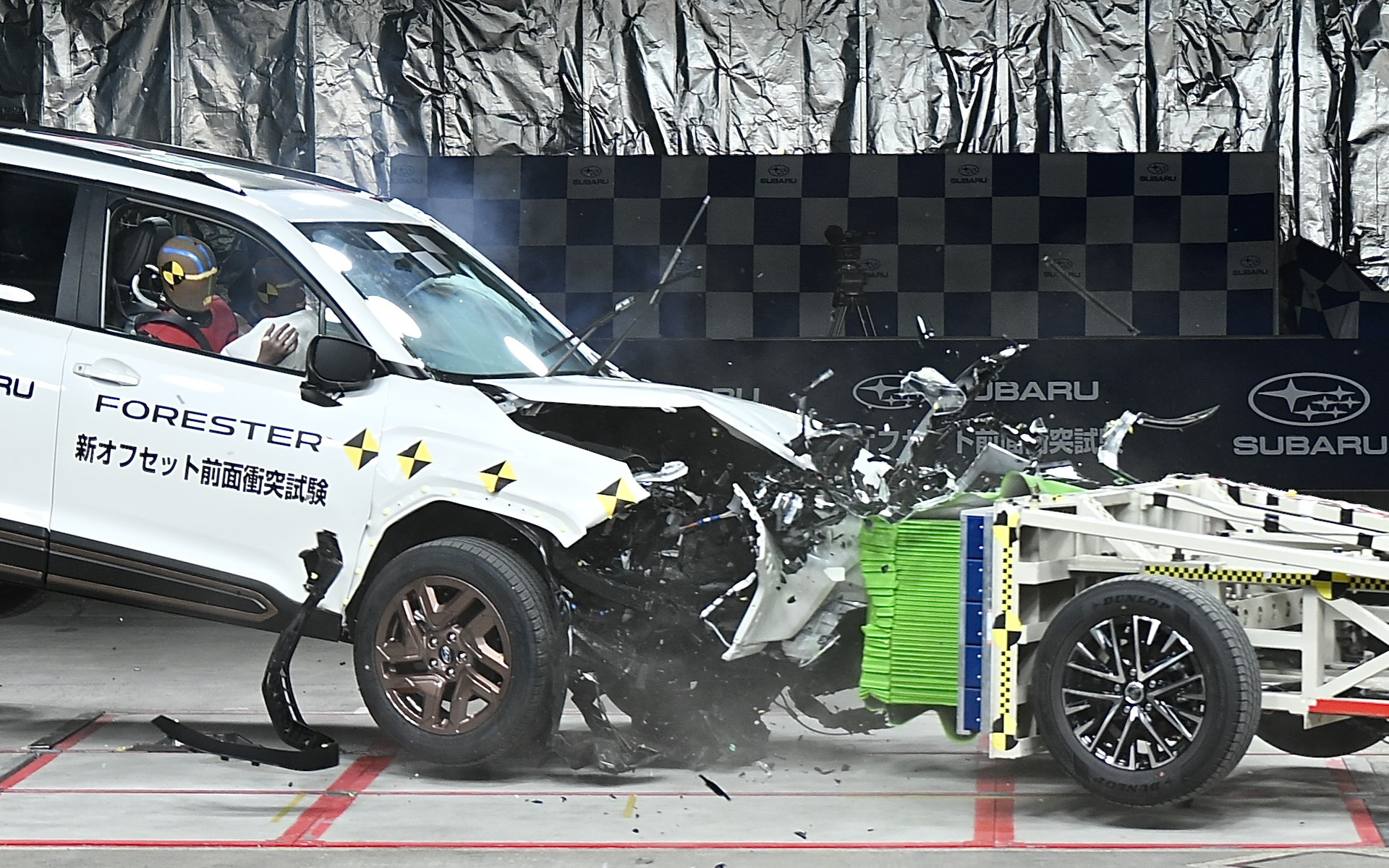 スバル、自動車安全性能2025ファイブスター大賞を受賞した「フォレスター」の衝突試験デモ公開