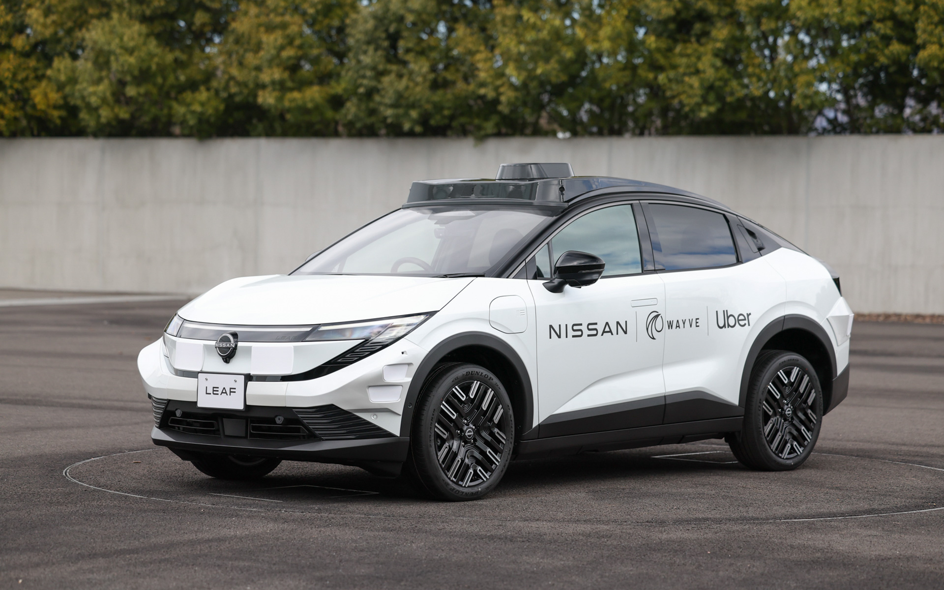 日産、Wayve、Uberがロボタクシーで協業発表 新型「リーフ」のロボタクシー試作車初公開