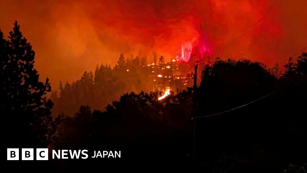 カナダ西部の山火事、制御不能な状況に 当局は「最悪の事態への備え」を住民に呼びかけ