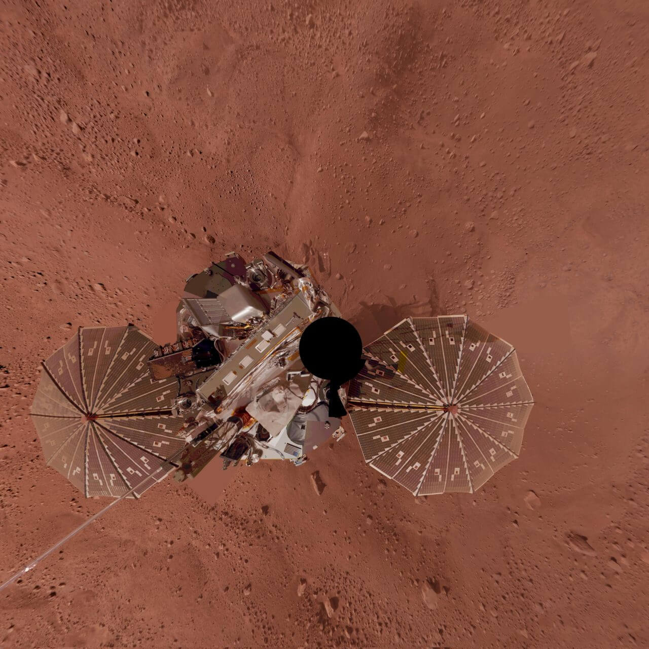 火星探査機フェニックスの自撮り：掘削で露出した氷