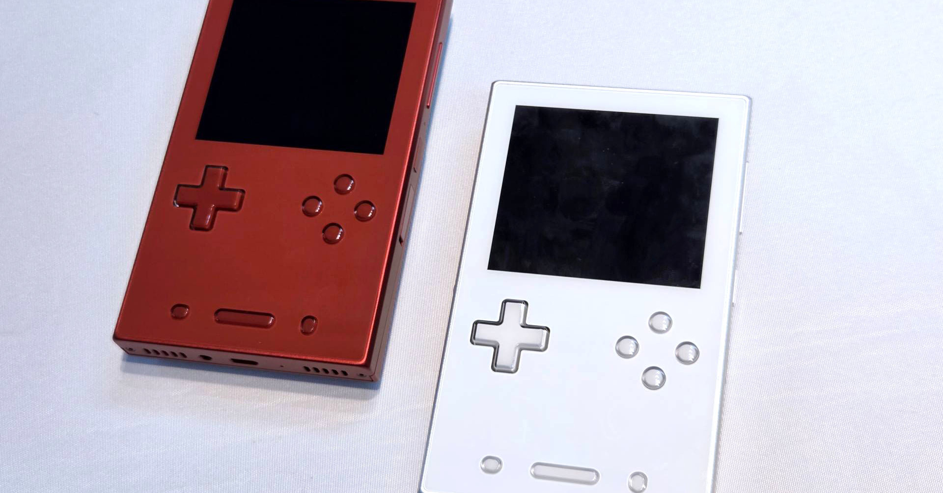 “ゲームボーイ”みたいな縦型Android「AYANEO Pocket VERT」が登場 3.5型の高精細ディスプレイにスナドラ搭載（1/2 ページ）