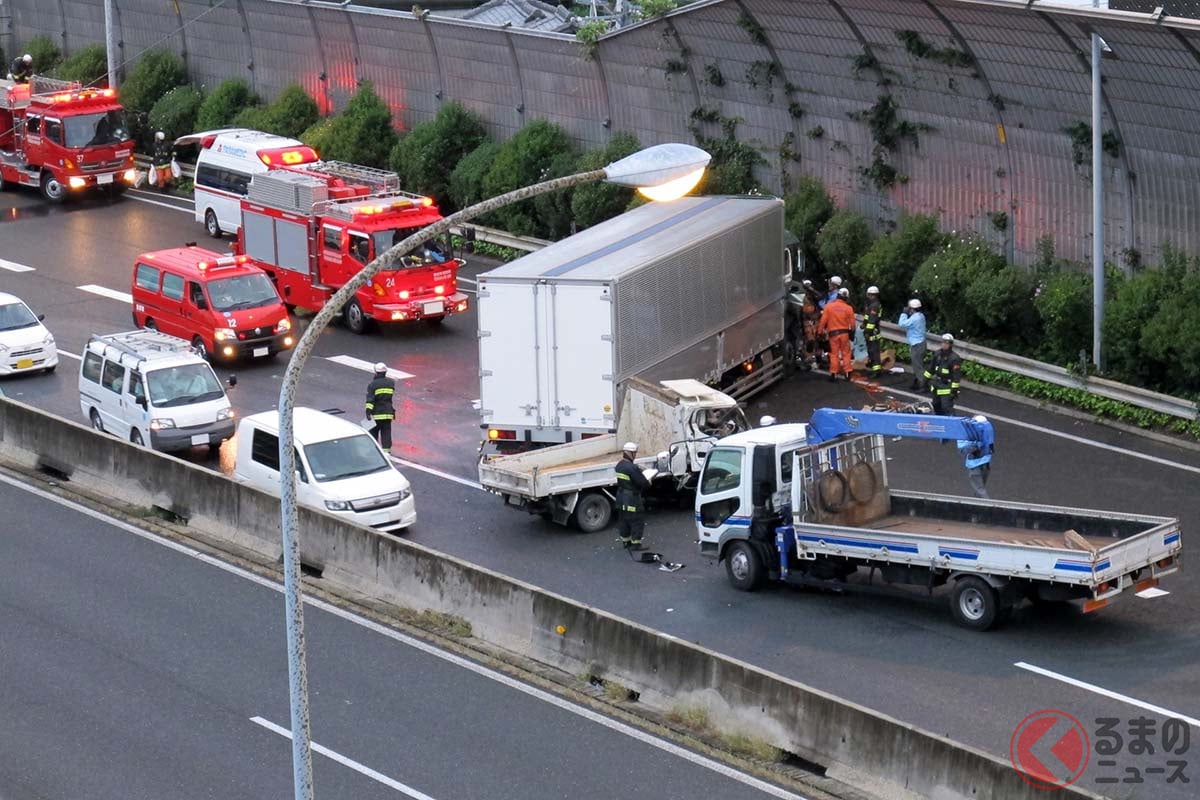 「すごい事故…」 NEXCOが「トラックがノーブレーキ激突」の瞬間を公開！ あわや「人身事故」寸前の衝撃映像！ 居眠りかよそ見か「工事規制に突入」 事故多発で注意を呼びかけ