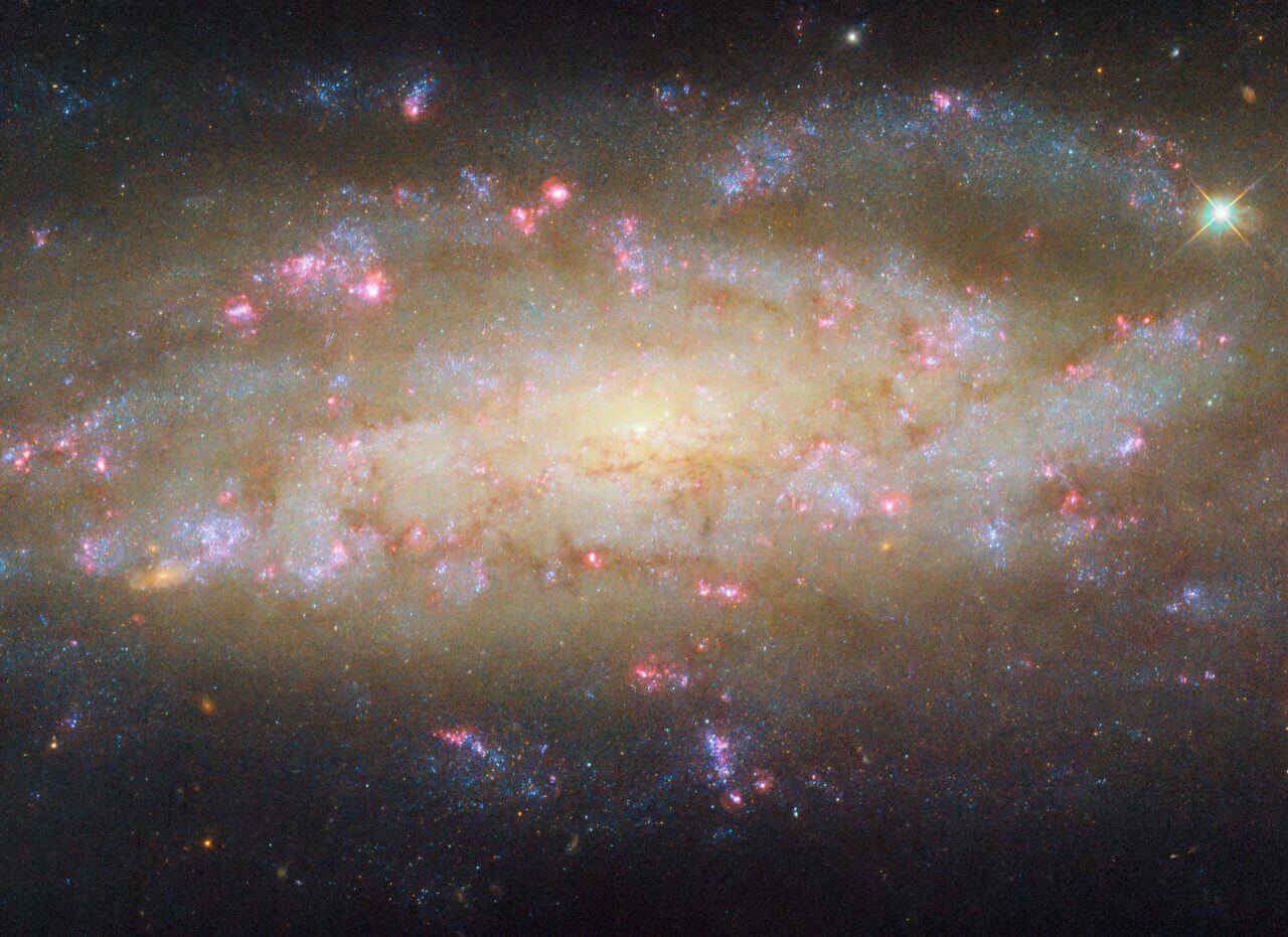 ハッブル宇宙望遠鏡が観測した“つる座”の渦巻銀河「NGC 7456」