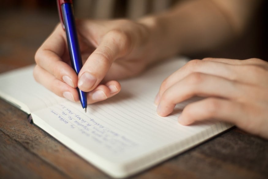 「書いて覚える」は本当？タイピングと手書きはどちらが識字能力を高めるか検証した結果