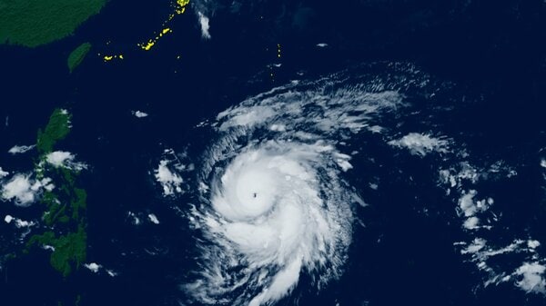 【台風情報】大型で猛烈な台風30号、23～24日にかけて石垣島などに接近か 前線刺激し列島に影響与える恐れ