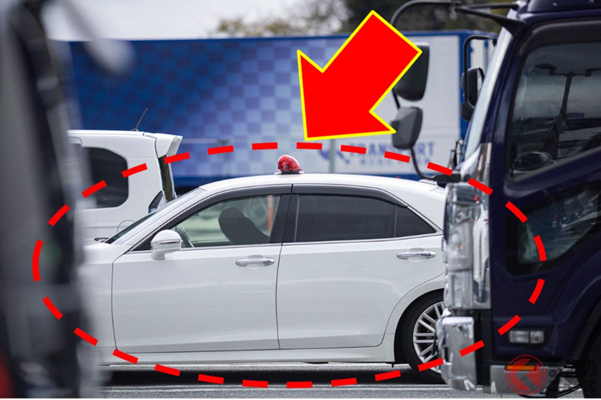 最新「覆面パトカー」見破るポイントに大注目！ 決め手は「ダブルミラー」＆青い制服の"2人組"!? 屋根の「四角い切れ込み」や独特な"走り方"も！ 目撃相次ぐ注目の「新型"覆面"モデル」とは！
