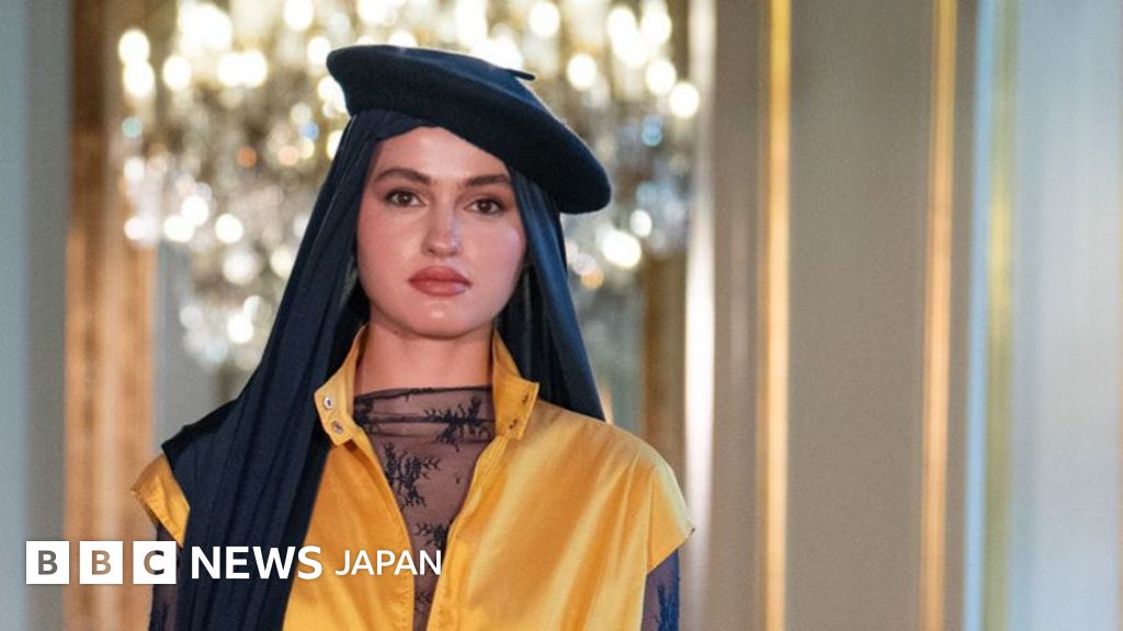 ヘッドスカーフとベレーを合わせて……肌を露出しない「モデスト・ファッション」ウィーク、パリで初