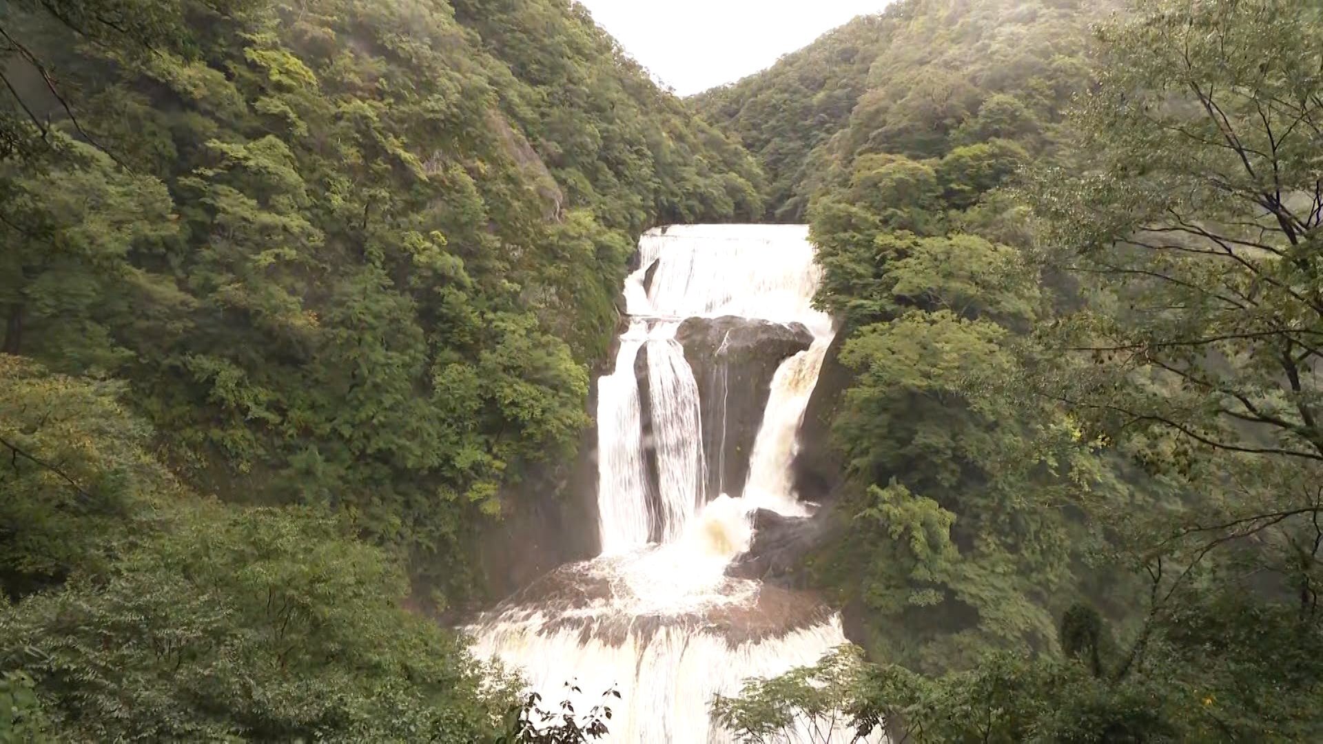 秋雨前線停滞で各地で激しい雨 日本三名瀑「袋田の滝」が長雨で“大迫力”に “新たな台風”は連休の関東に接近か