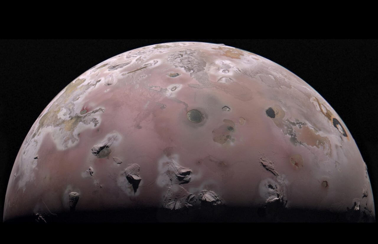 ジュノーが捉えた木星の衛星イオ 鮮明に際立つ「昼と夜の境目」