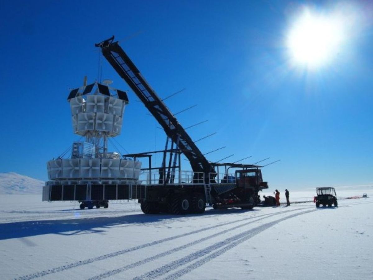 南極の氷から奇妙な電波信号を検出、現代の素粒子物理学では説明不能