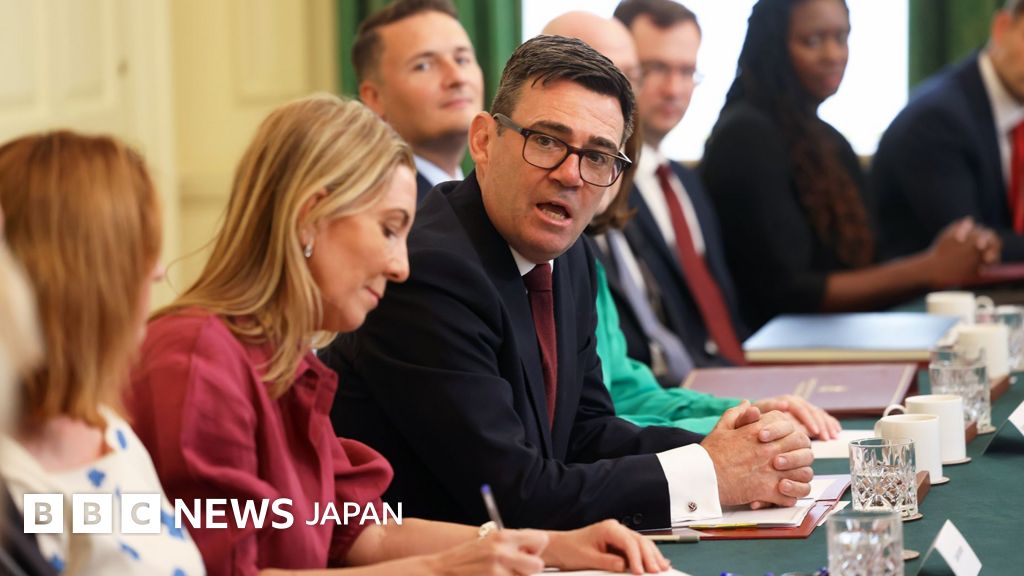 バーナム英首相が初閣議、生活費問題への取り組みを指示