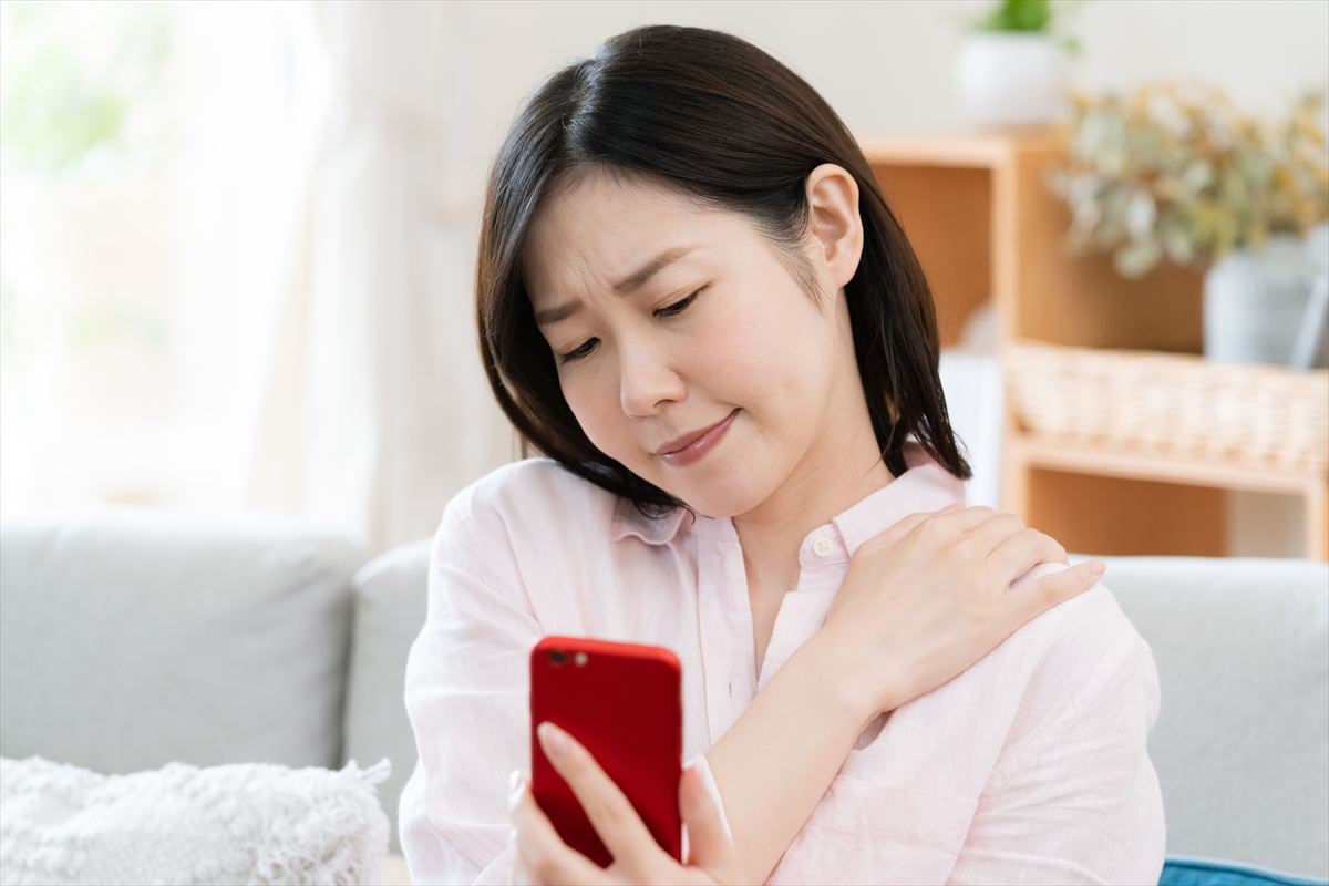 スマホを見すぎて“腰痛”に？ 「スマホ首」が引き起こす“悪影響” 【柔道整復師・解説】