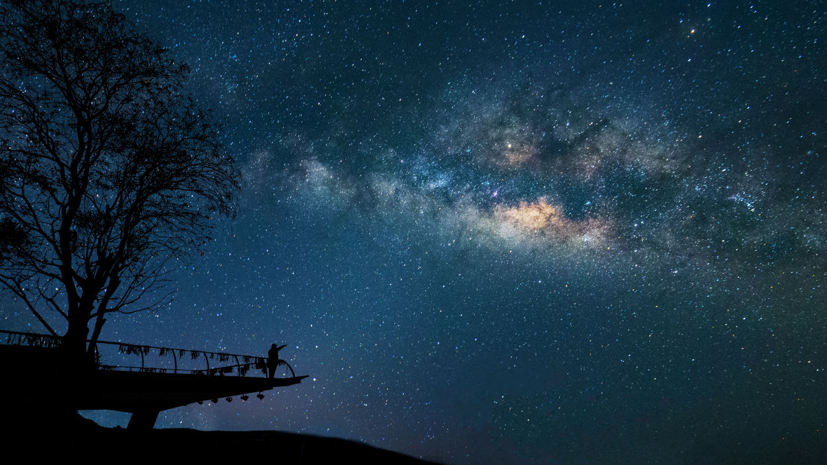 人工衛星が増えすぎて宇宙望遠鏡の画像の大半が汚染される可能性があるとNASAが警告