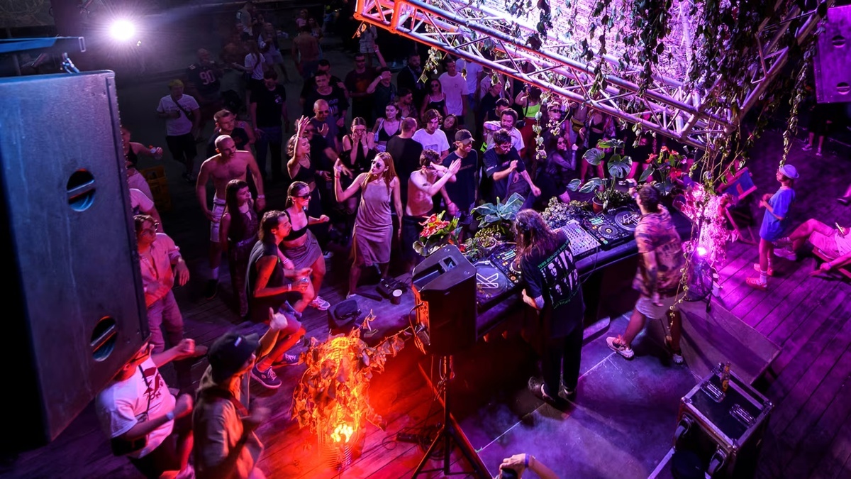 「プーチンの墓で踊ろう」 戦時下のウクライナで今も続く抵抗運動としての「レイブ」