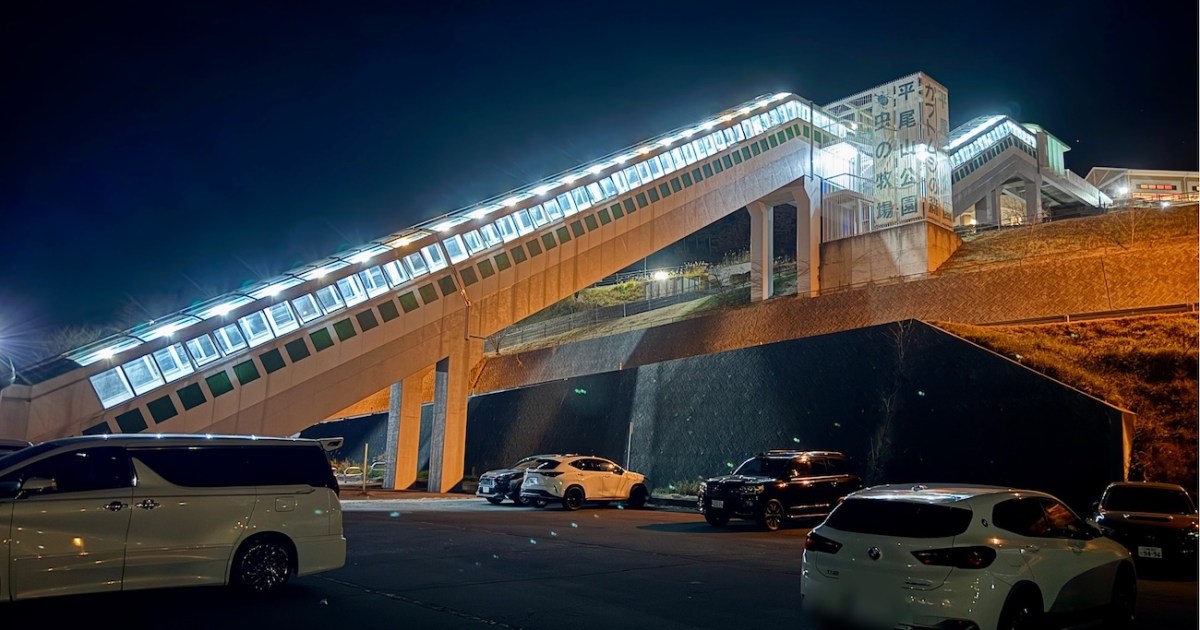 【何これ】高速道路脇にそびえる巨大エスカレーターの先には何があるのか / 上信越道「佐久平PA」