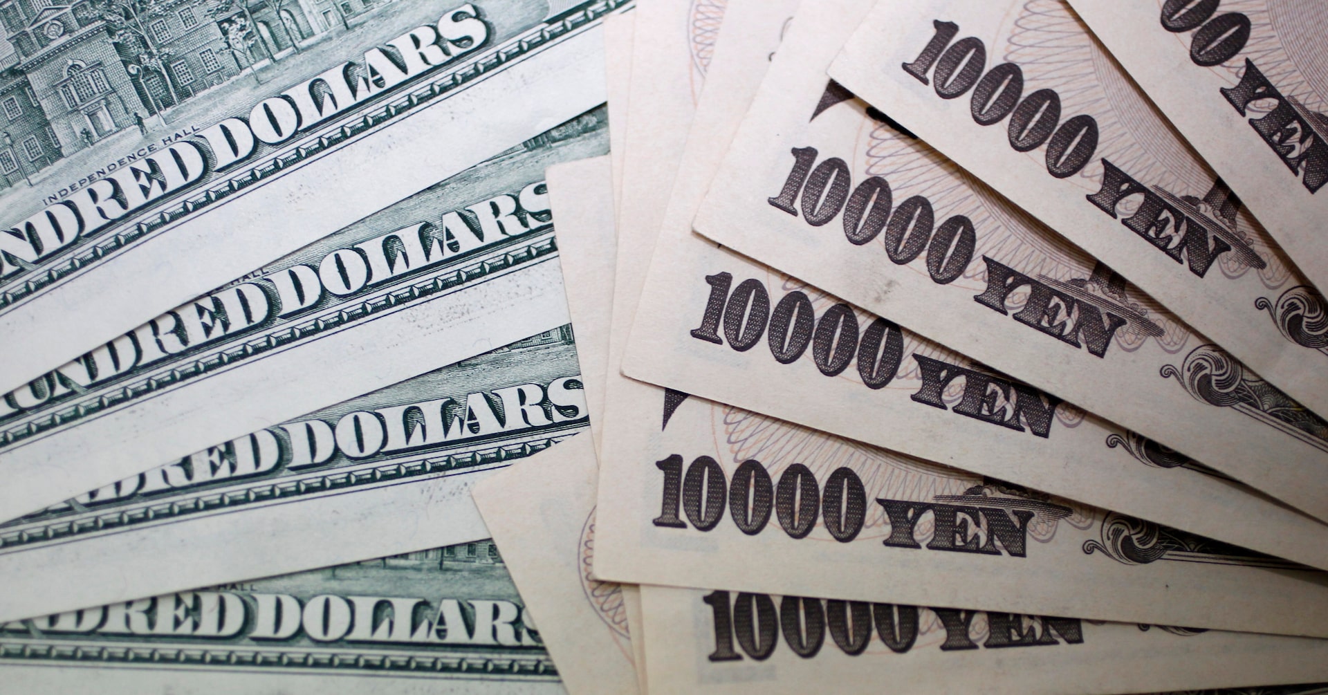 アングル：ドル155円の攻防へ、相次ぐ円安材料とべセントシーリングの思惑