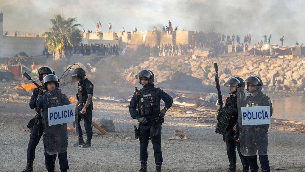 スペイン飛び地セウタで移民危機続く、反移民デモや暴力が増加（BBC News）