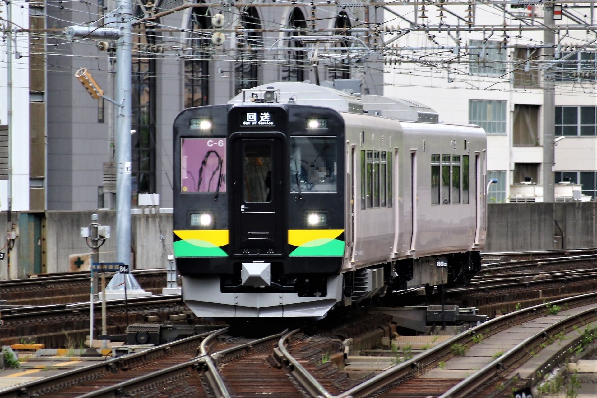 日本一長い？JR北海道の電車に、“超ロングシート” 車両の端から端まで続く座席に「大型連休の新幹線はこれにしろ」