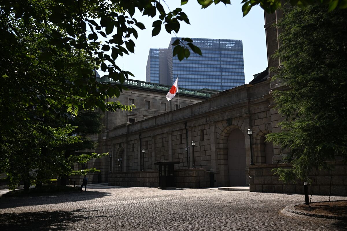 黒田緩和２年も遠い物価２％、副作用に警戒感－15年上期・日銀議事録