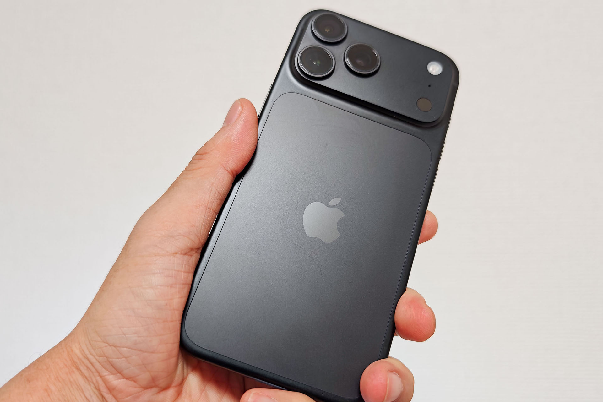 同じに見えて中身は激変。「iPhone 18 Pro Max」と「AirPods 5」レビュー