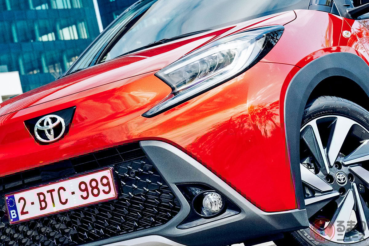 トヨタ「"最小"SUV」がスゴい！ 全長3.7mの「ちょうどイイサイズ」！ 斬新"黒"2トーンもカッコいいしMTもアリ！ 欧州モデル「アイゴX」日本導入の可能性とは