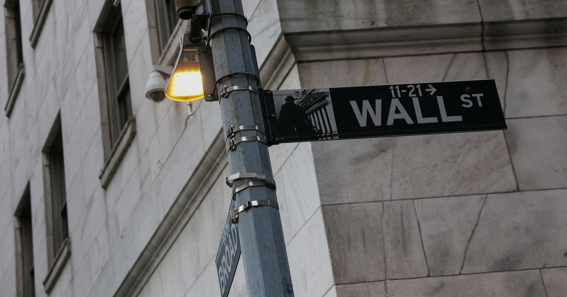 米国株式市場＝3日ぶり反発、ダウ292ドル高 銀行株や半導体株が高い