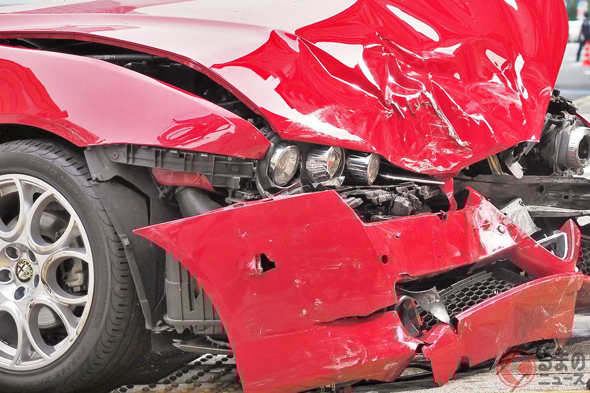 駐車場に戻ったら「愛車がボコボコ」の悲劇… 「ドアパンチ」されるケースも 出先の駐車場でありがちな「当て逃げ」被害 どうやって防げばいいのか