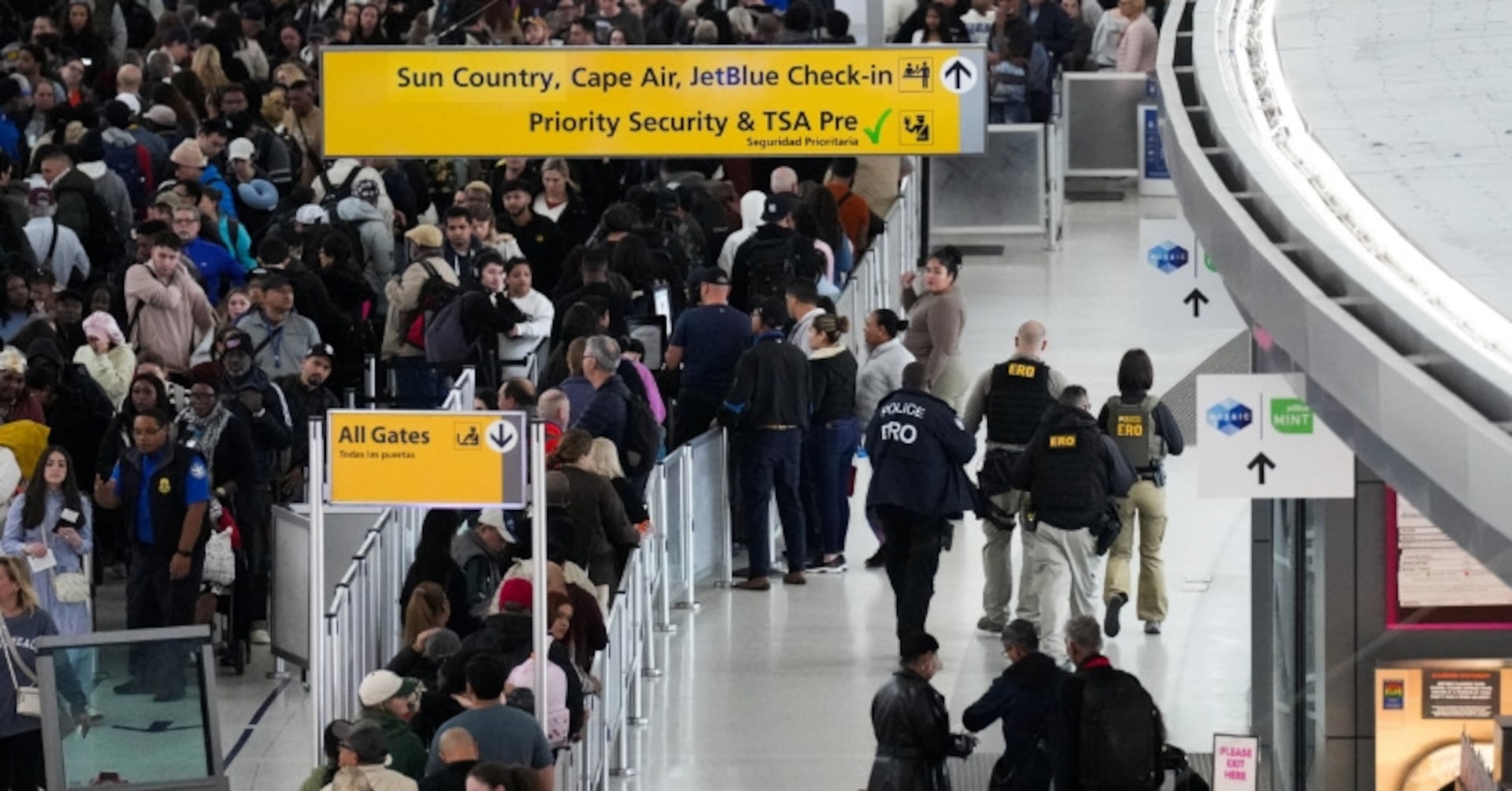 ＮＹでジェット機衝突、トランプ氏は主要空港にＩＣＥ職員派遣