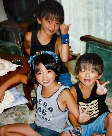 3きょうだいが22年前の集合写真を再現！「AIかと思った」「美形一家！」「漫画みたい」と反響｜まいどなニュース