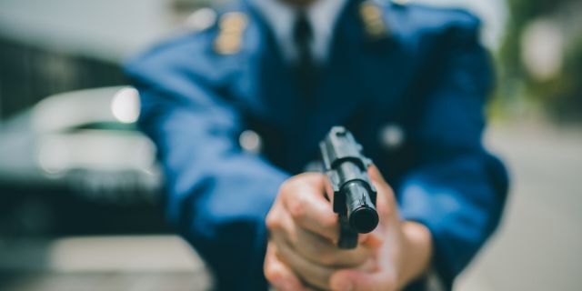 「撃たれても撃っちゃイカン」警視庁OBが明かす拳銃使用の葛藤…河内長野「2発で射殺」なぜ起きた？（弁護士JPニュース）