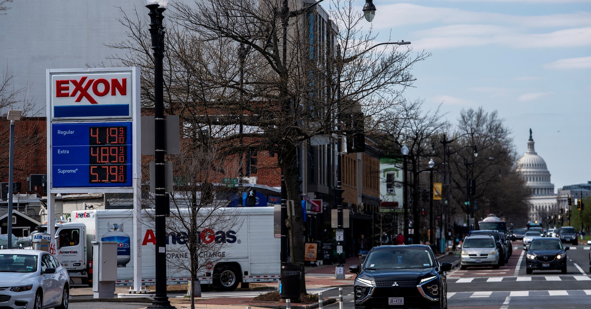 コラム：原油100ドルでも米国の消費が腰折れしない理由