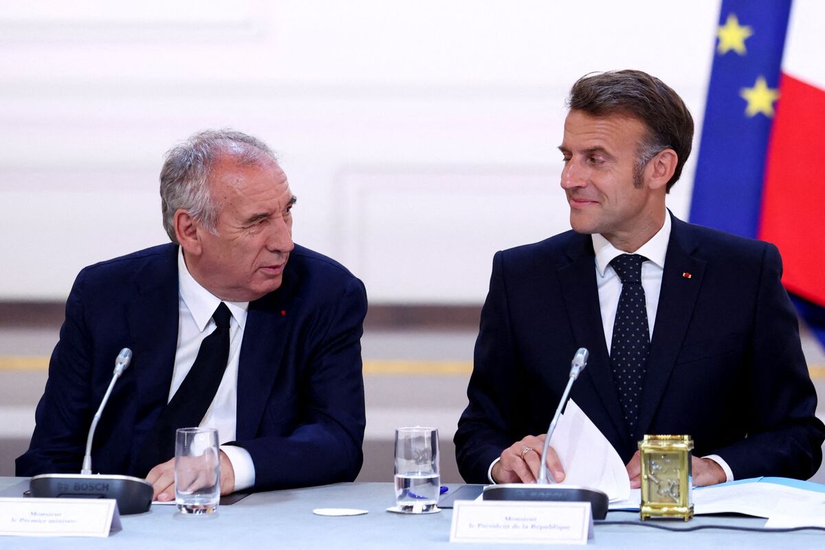 マクロン仏大統領、バイル首相支持改めて強調－自身の辞任は否定