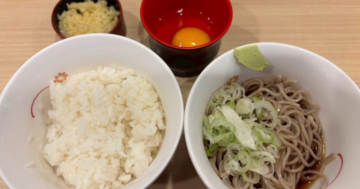 【380円】駅そばチェーン「いろり庵きらく」の朝定食が最高だった！ 半そば＋卵かけご飯で朝から大満足