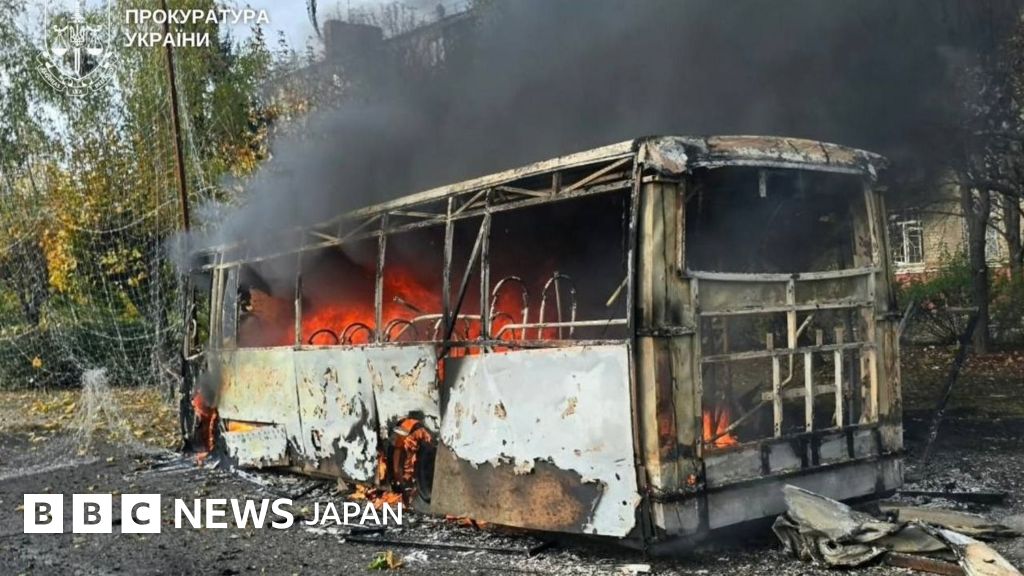 ウクライナのバス、ロシアが滑空爆弾で攻撃 乗客ら少なくとも30人死亡