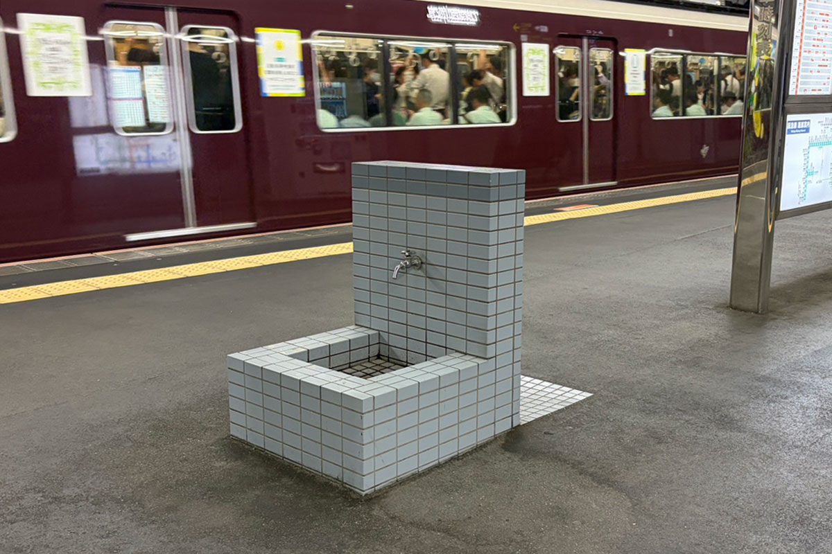 【阪急電車】ホームで見かける“謎の水道スペース”の正体とは？ SNS驚き「あれ使っていいんだ」「知らんかった」