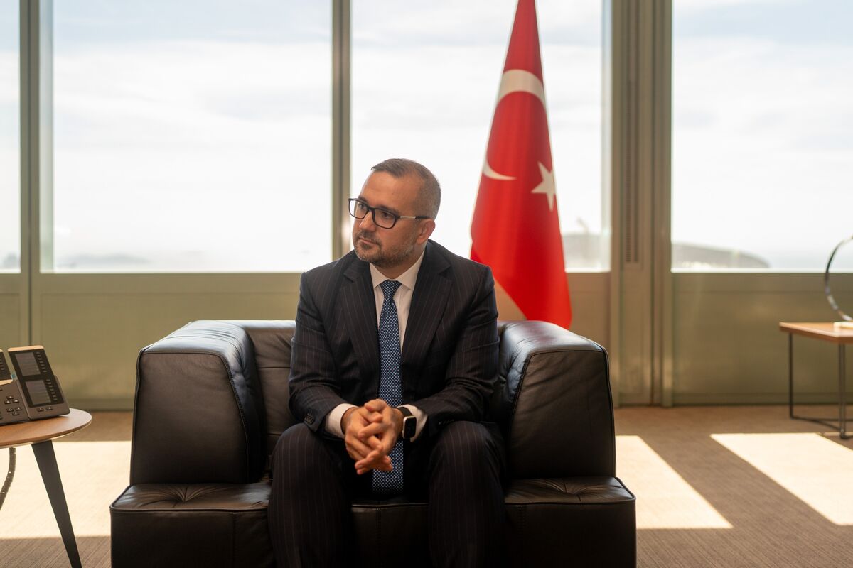 トルコ中銀、政策金利を40.5％に引き下げ－予想上回る利下げペース